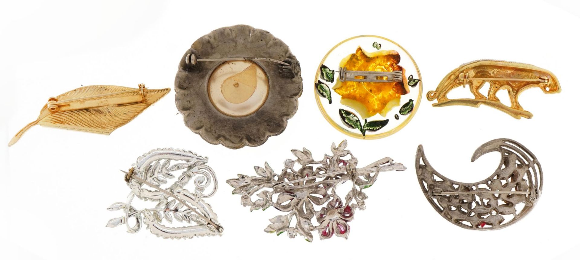 Seven vintage costume jewellery brooches including plastic rose and a leopard, the largest 7cm wide - Bild 4 aus 4