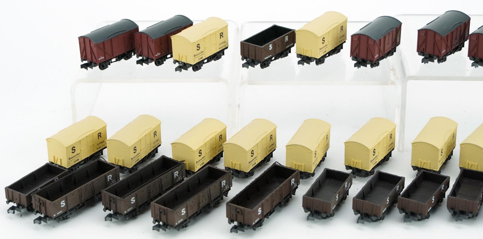 Thirty Peco N gauge model railway wagons - Bild 2 aus 3