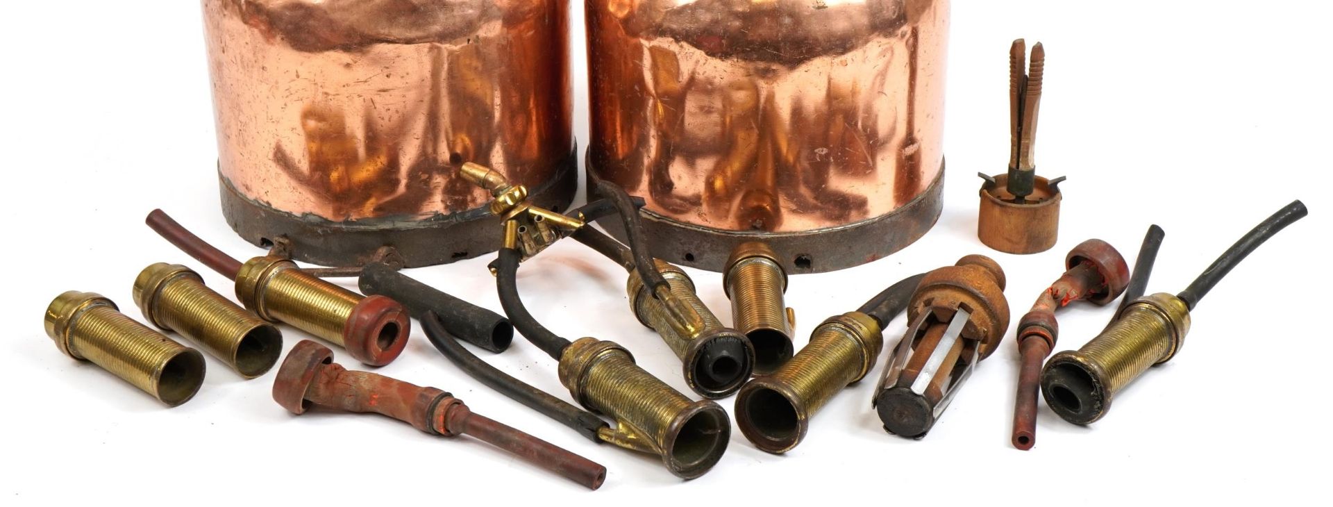 Pair of copper and brass milk churns with swing handles, each 51.5cm high - Bild 2 aus 6