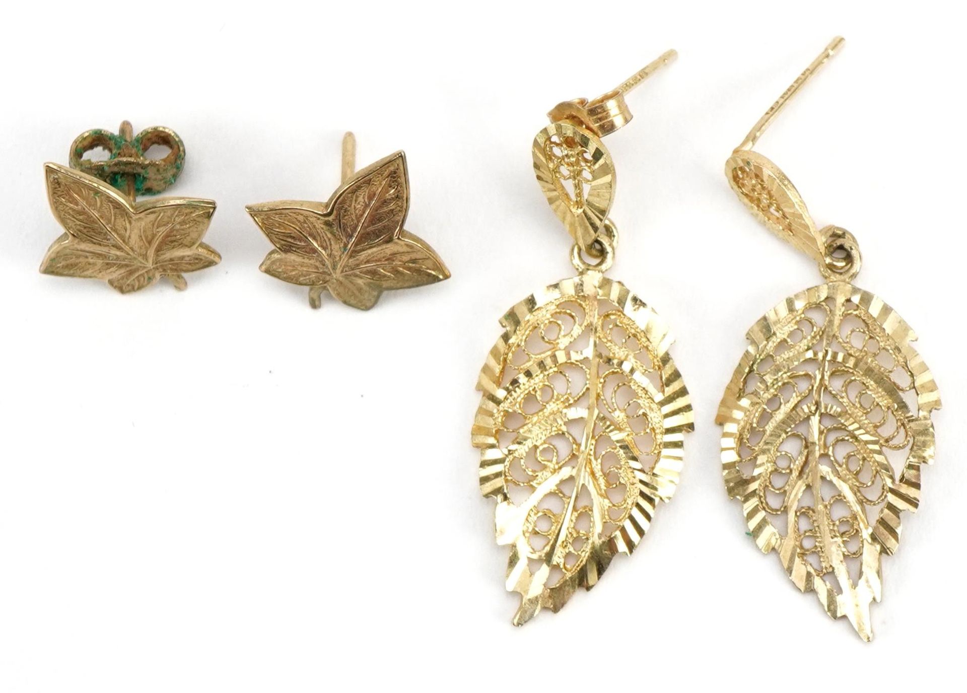 Two pairs of 9ct gold leaf design earrings including a pair of maple leaf studs, the largest 3.5cm - Bild 3 aus 5