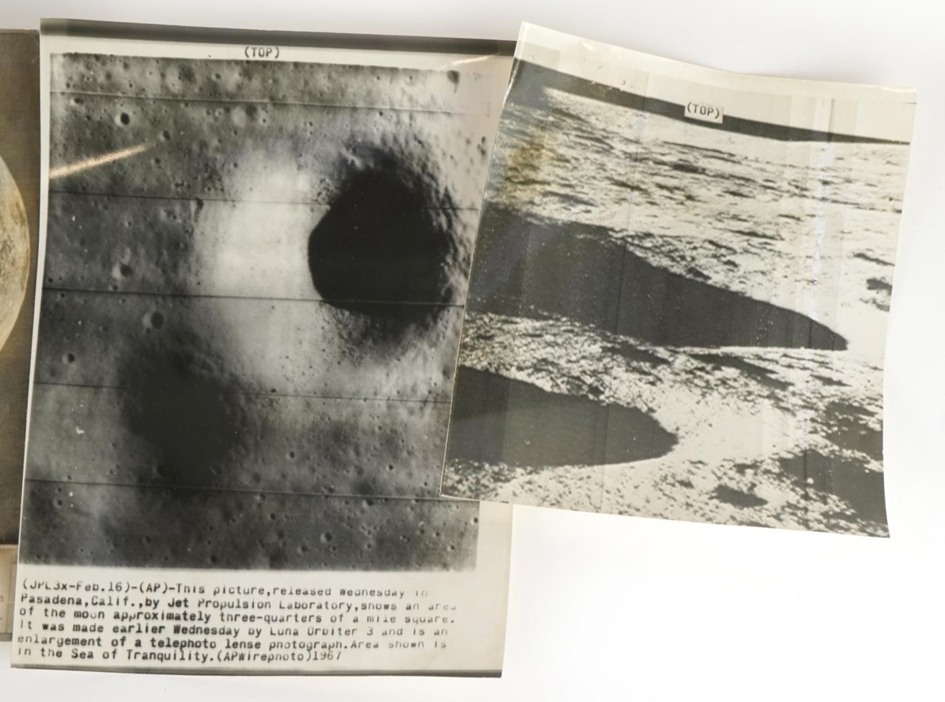 Four mid 20th century black and white press release photographs of the moon, three with paper labels - Bild 3 aus 6