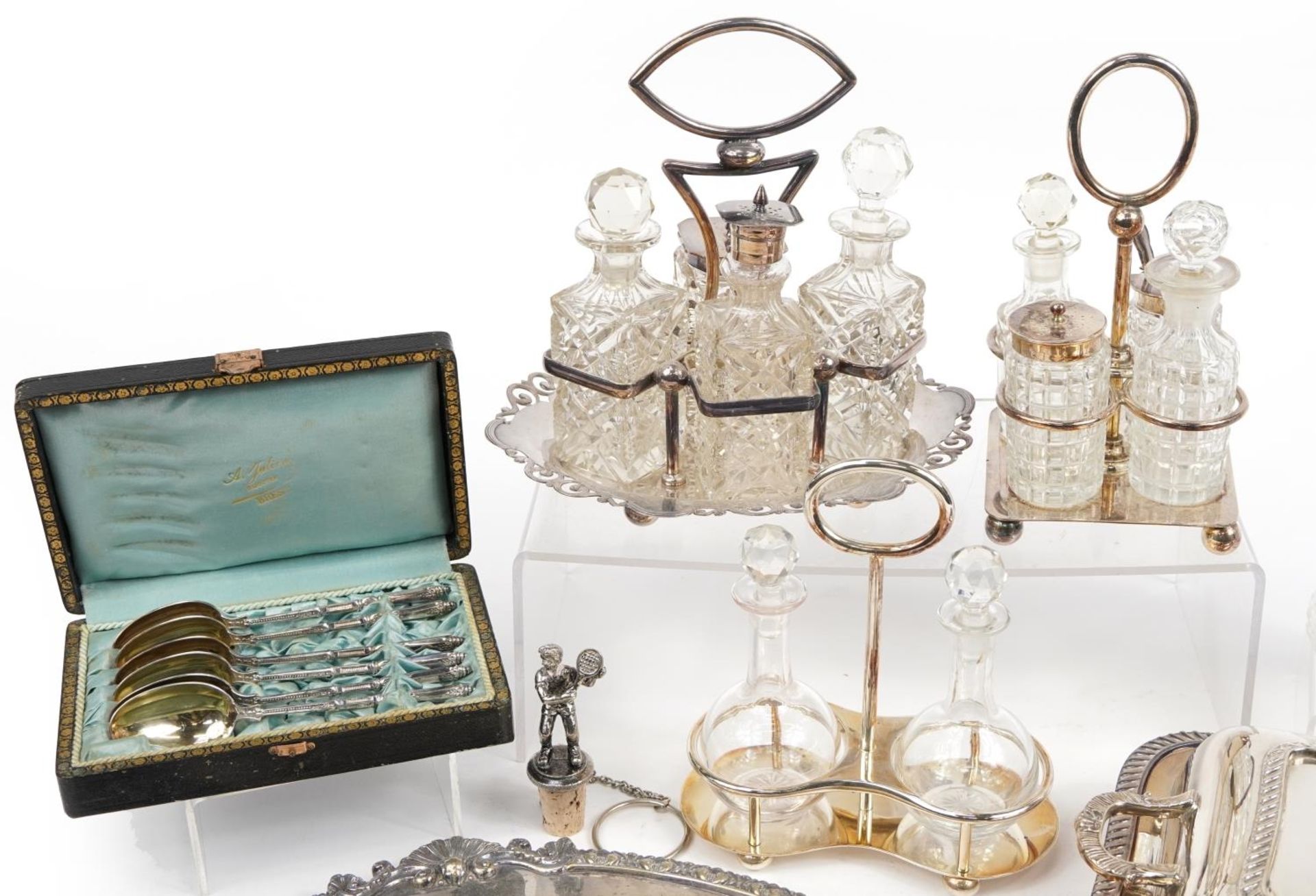 Silver plate and glassware including cruet sets, entree dish with cover and a claret jug, the - Bild 2 aus 5