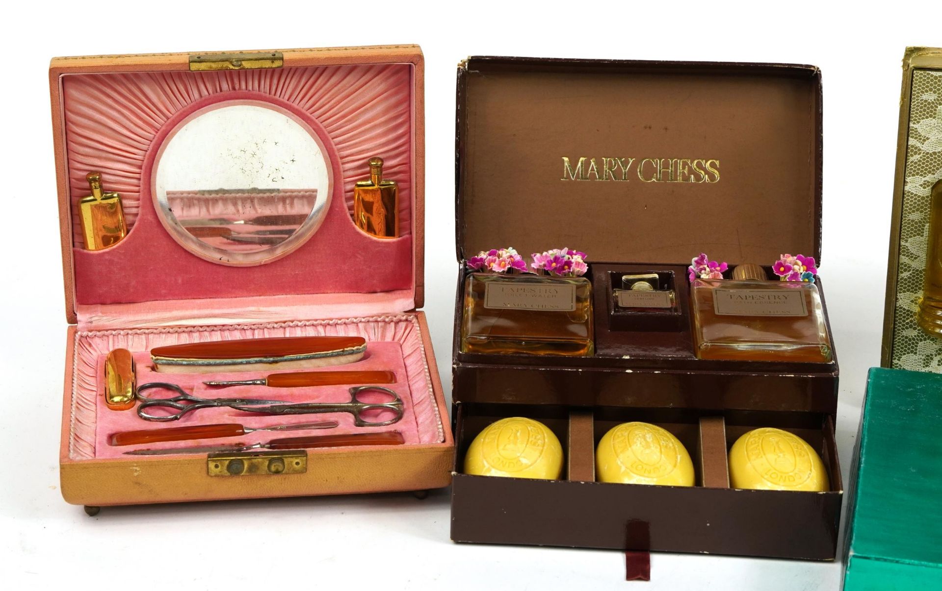 Vintage perfumes and vanity items including Mary Chess Tapestry perfume and soap set, Max Factor - Bild 2 aus 3