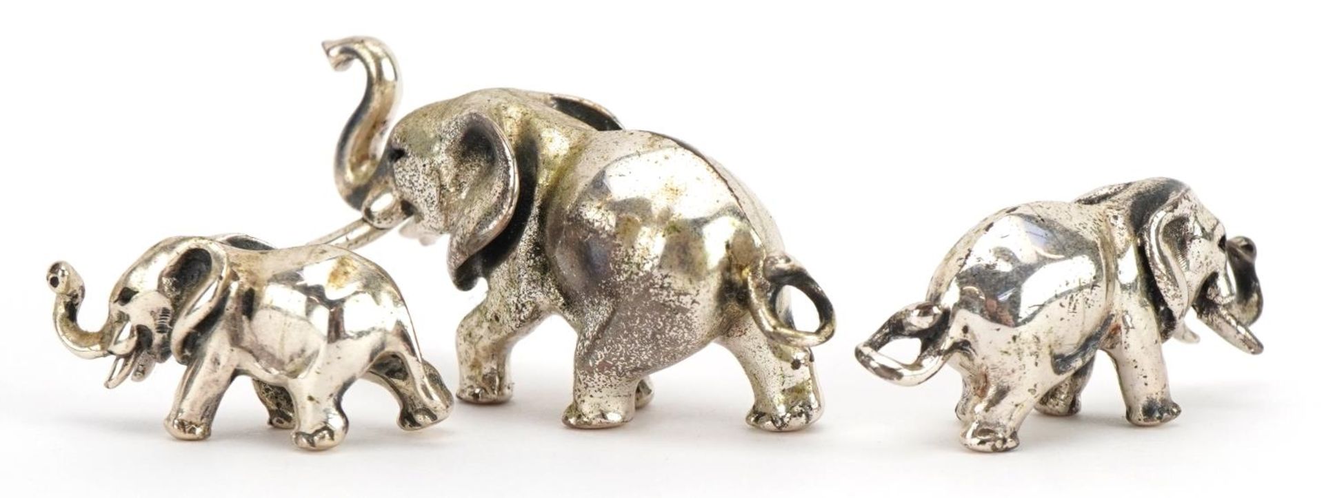 Graduated set of three miniature silver elephants, the largest 4cm in length, total 30.4g - Image 2 of 4