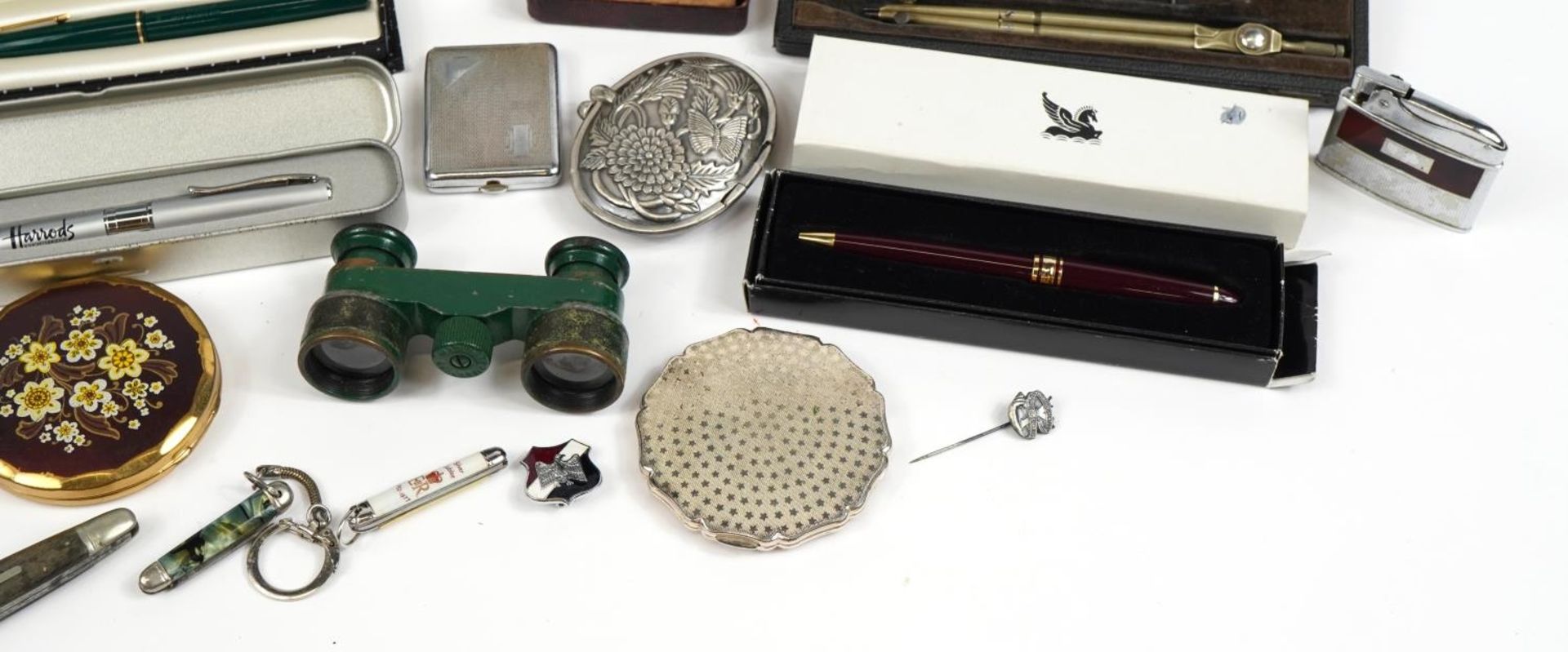 Objects including compacts, folding pocket knives, pens and a miniature silver easel photo frame - Bild 8 aus 8