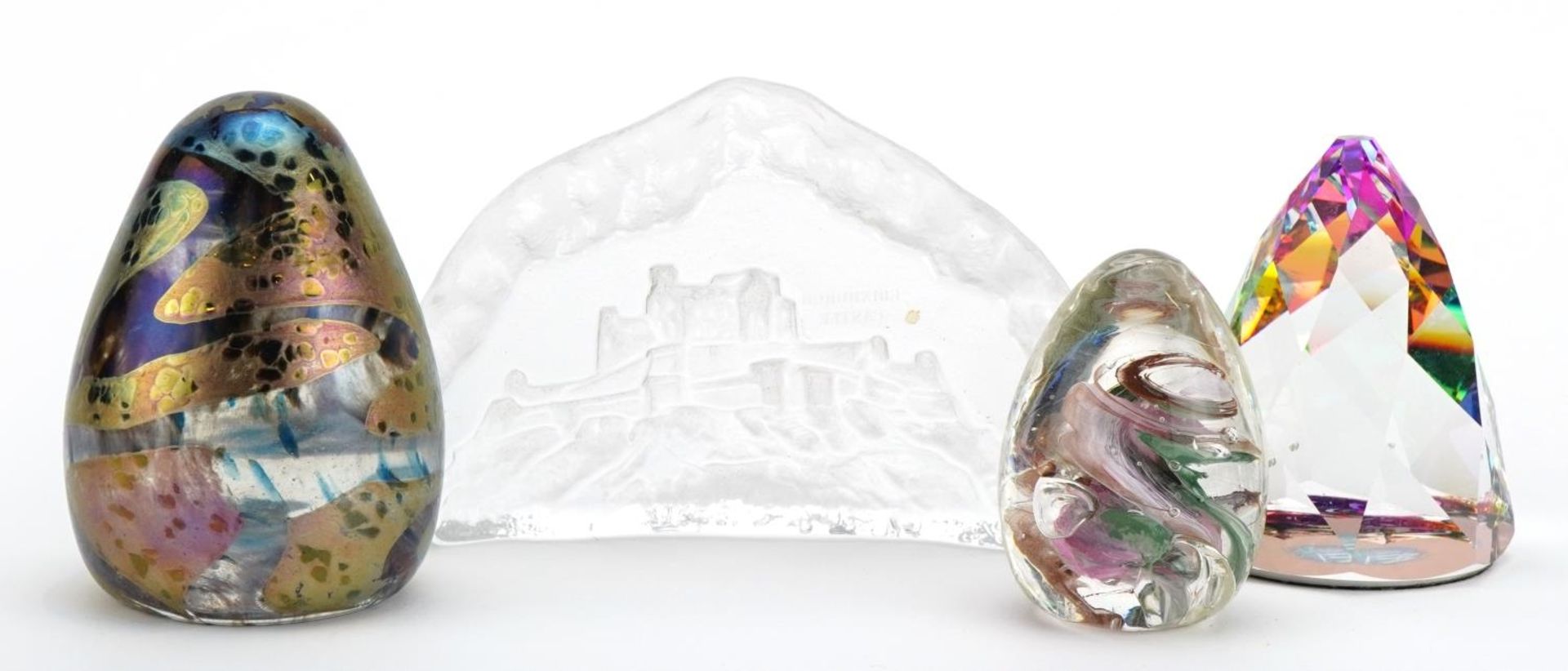 Four glass paperweights including an Alum Bay example, Edinburgh Castle and kaleidoscope, the - Bild 2 aus 3