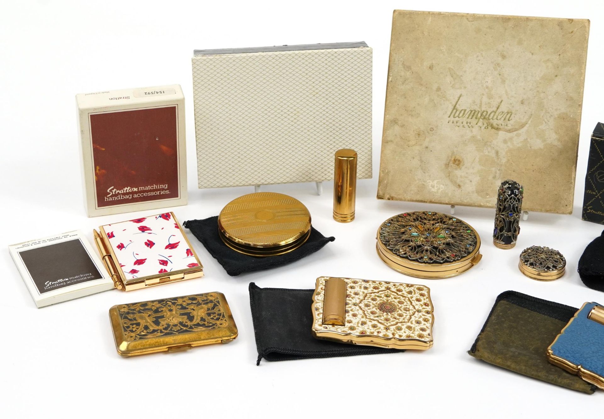 Vintage ladies compacts including Hampden jewelled set with box, Kigu with box and Stratton - Bild 2 aus 3