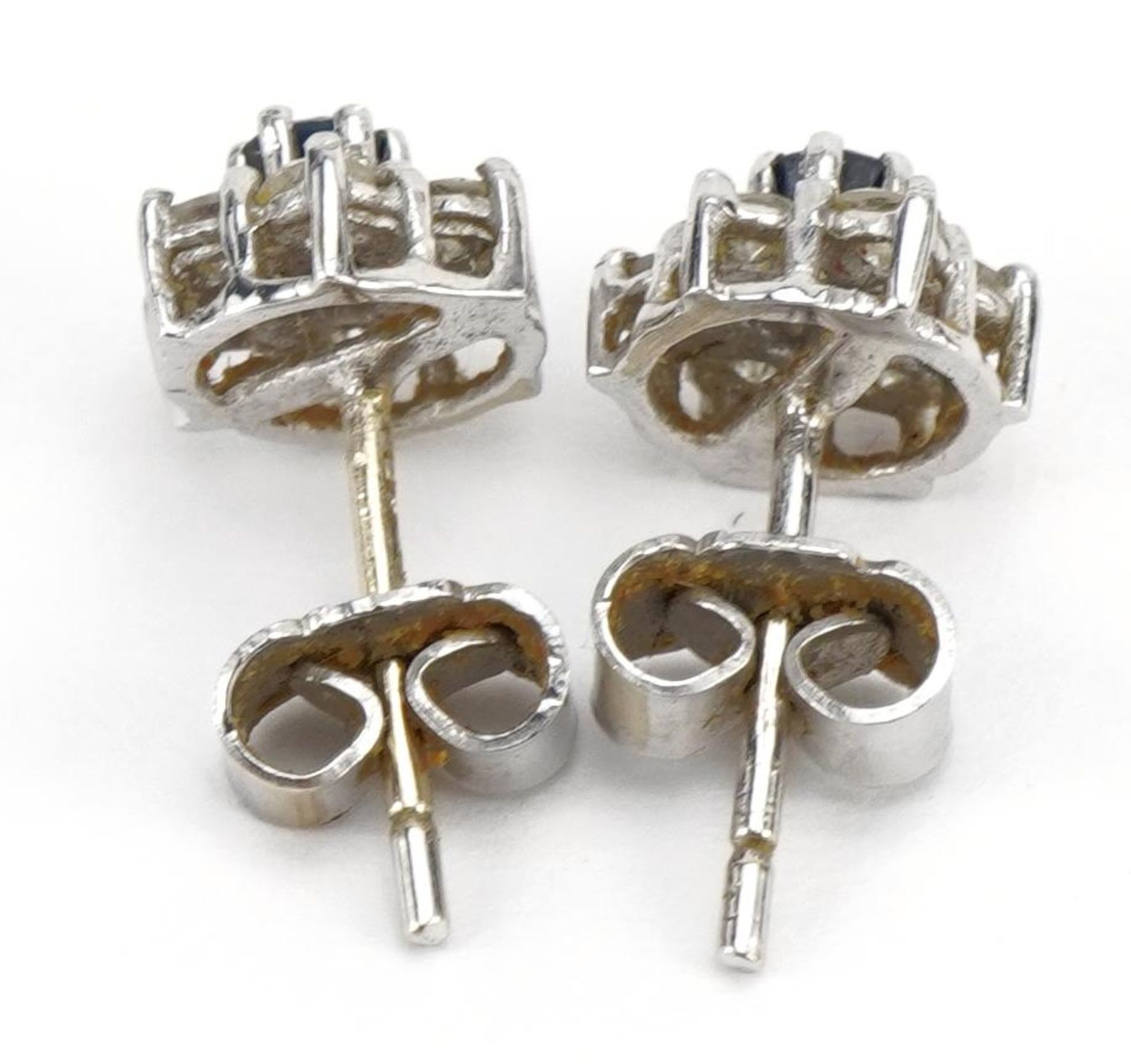 Pair of 18ct white gold sapphire and diamond cluster stud earrings, 9mm in diameter, 2.3g - Bild 2 aus 2