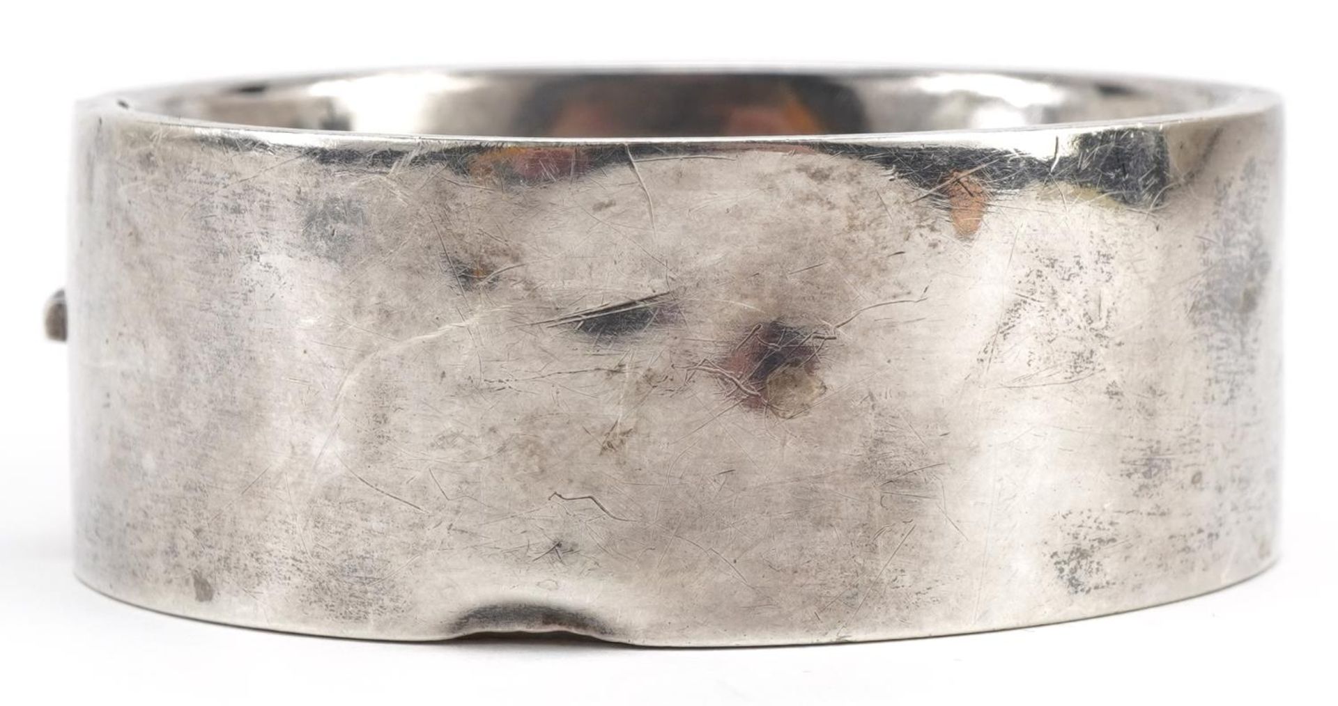 Unmarked silver aesthetic design hinged bangle engraved with cranes, 6.5cm wide, 37.4g - Bild 2 aus 2