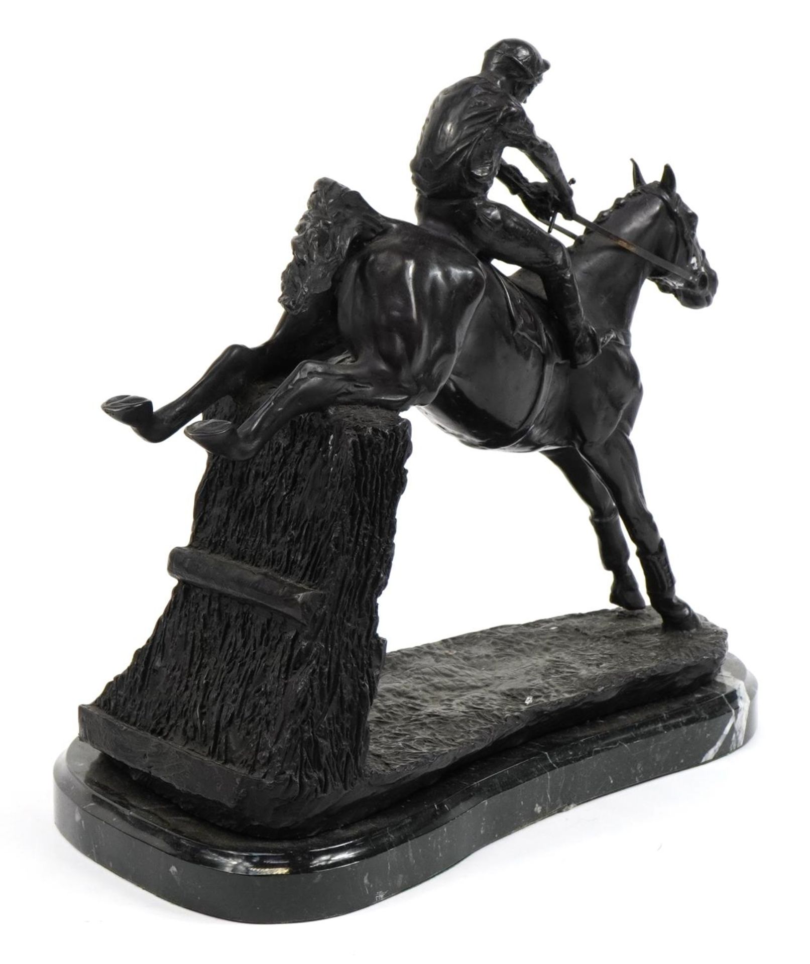 Large patinated bronze study of a jockey on horseback raised on a shaped marble base, 36cm in length - Bild 2 aus 3