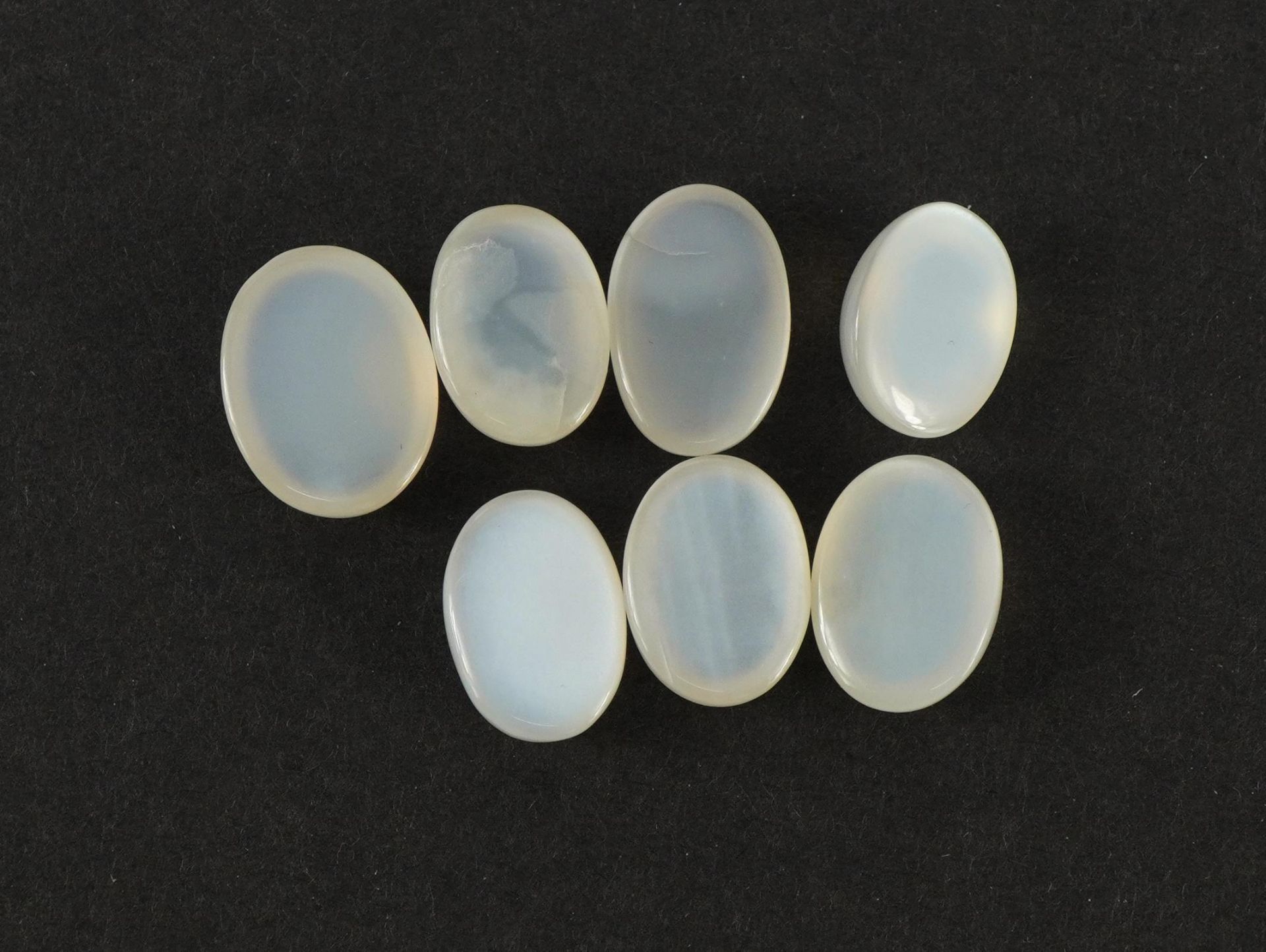 Seven oval moonstone gemstones, total 33.72 carats - Bild 2 aus 2