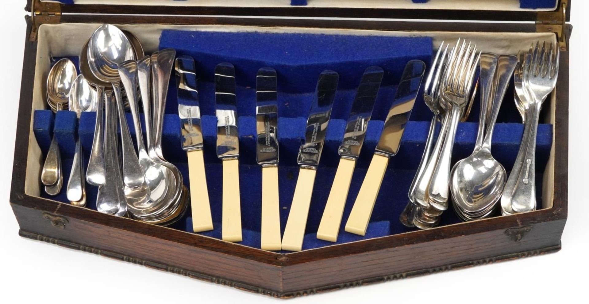 Thomas Turner Sheffield silver plated and stainless steel cutlery housed in an Art Deco oak - Bild 3 aus 6