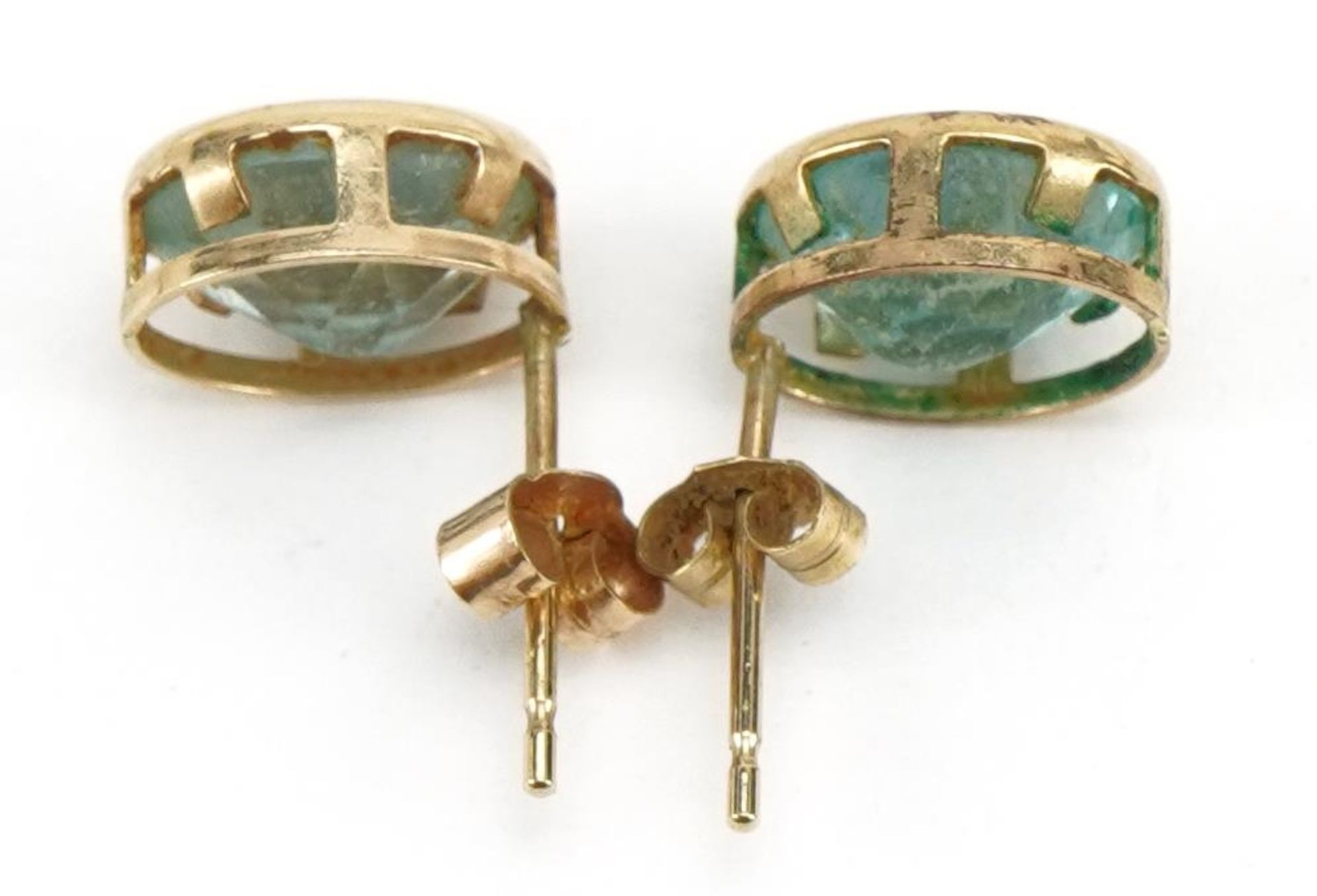 Pair of unmarked gold blue stone stud earrings, possibly aquamarine or blue topaz, 9mm high, 1.2g - Bild 2 aus 2