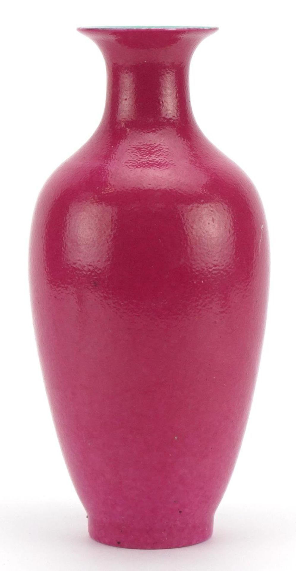 Chinese porcelain vase having a pink glaze, four figure iron red character marks to the base, 23.5cm - Bild 2 aus 3