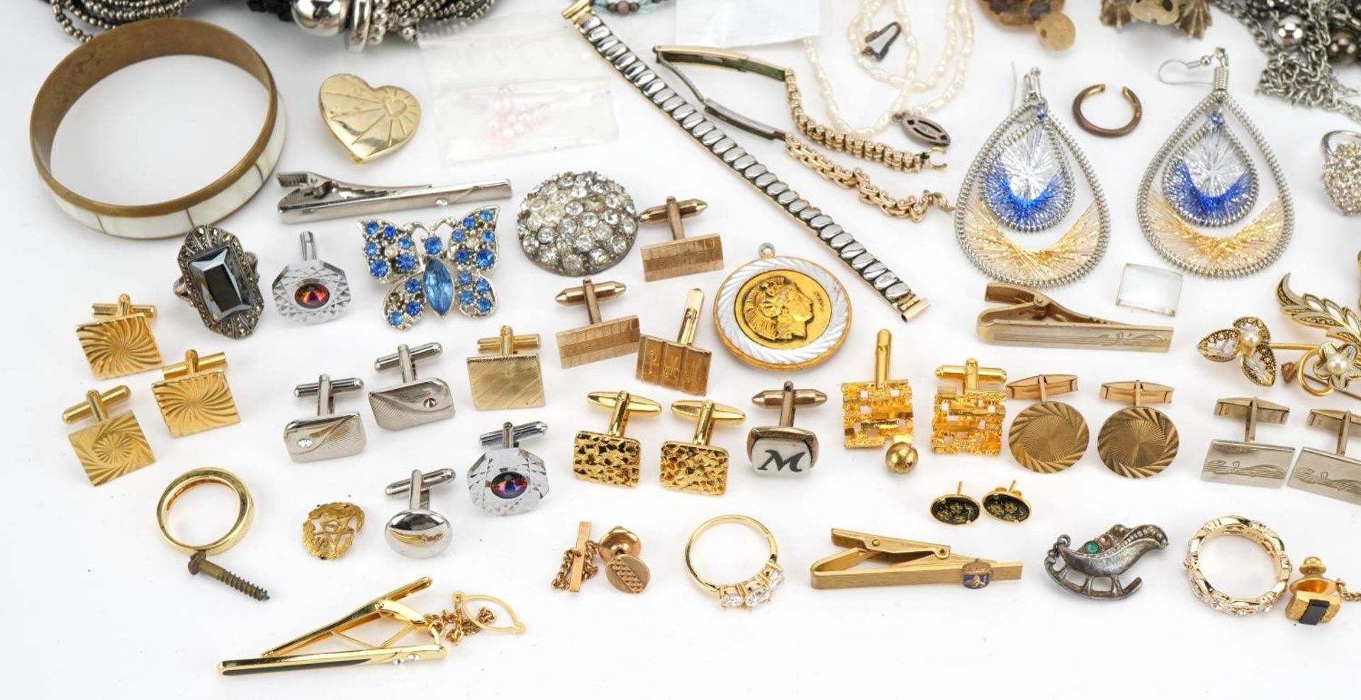 Vintage and later costume jewellery, some silver including necklaces, rings, brooches and bracelets - Bild 4 aus 5