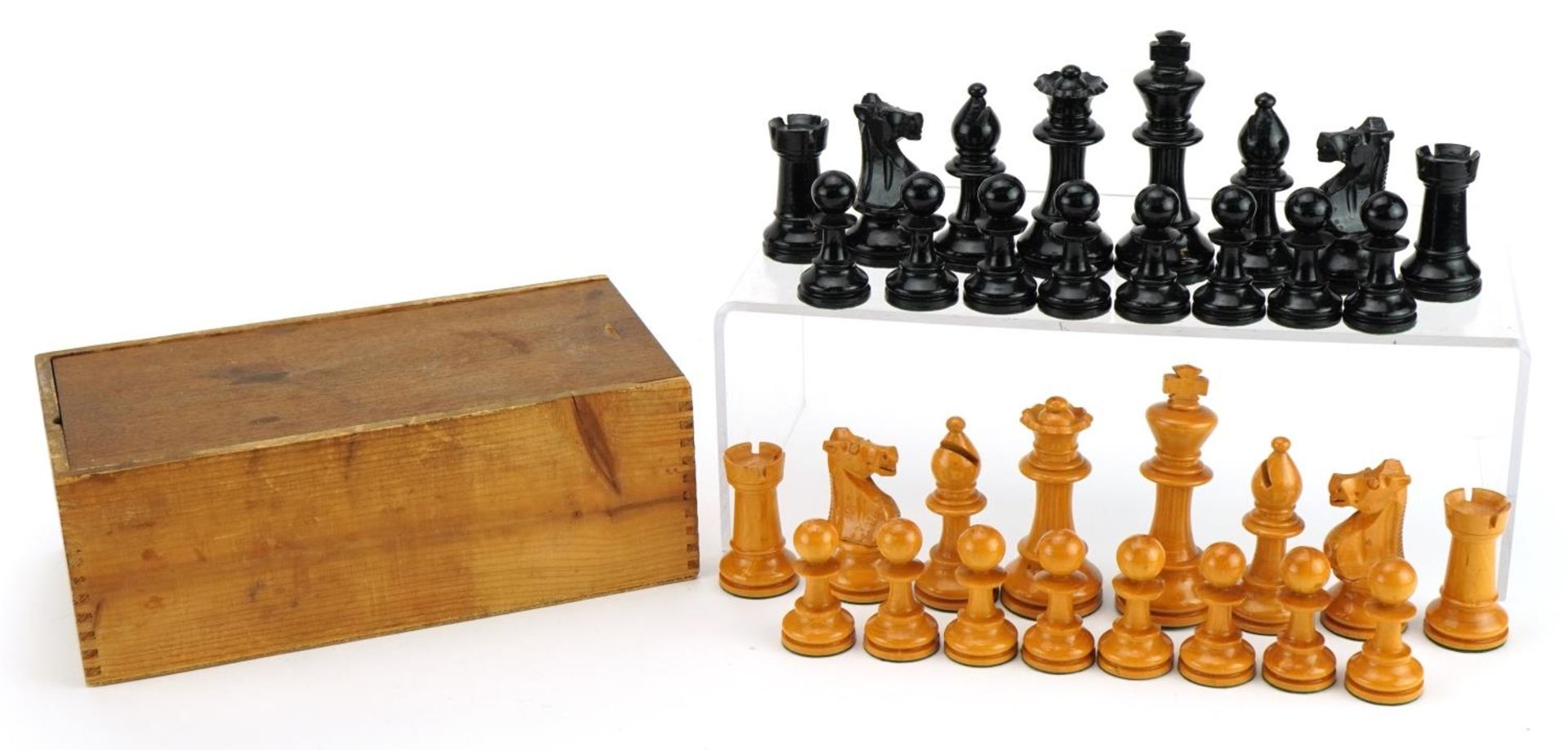 Manner of Jaques, boxwood and ebonised Staunton pattern chess set with velvet lined box, the largest