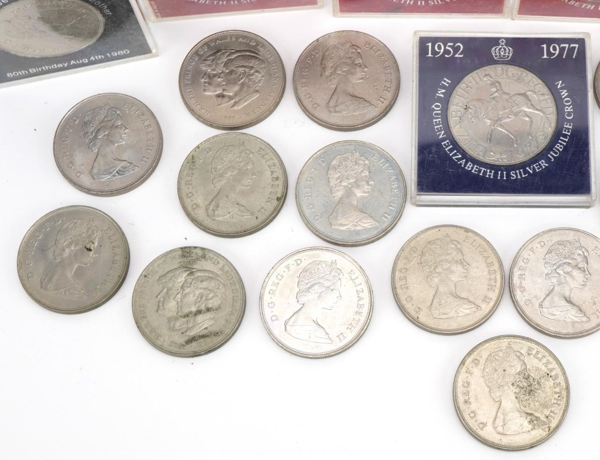 Collection of British commemorative crowns, some with cases including Elizabeth II Silver Jubilee - Image 4 of 5