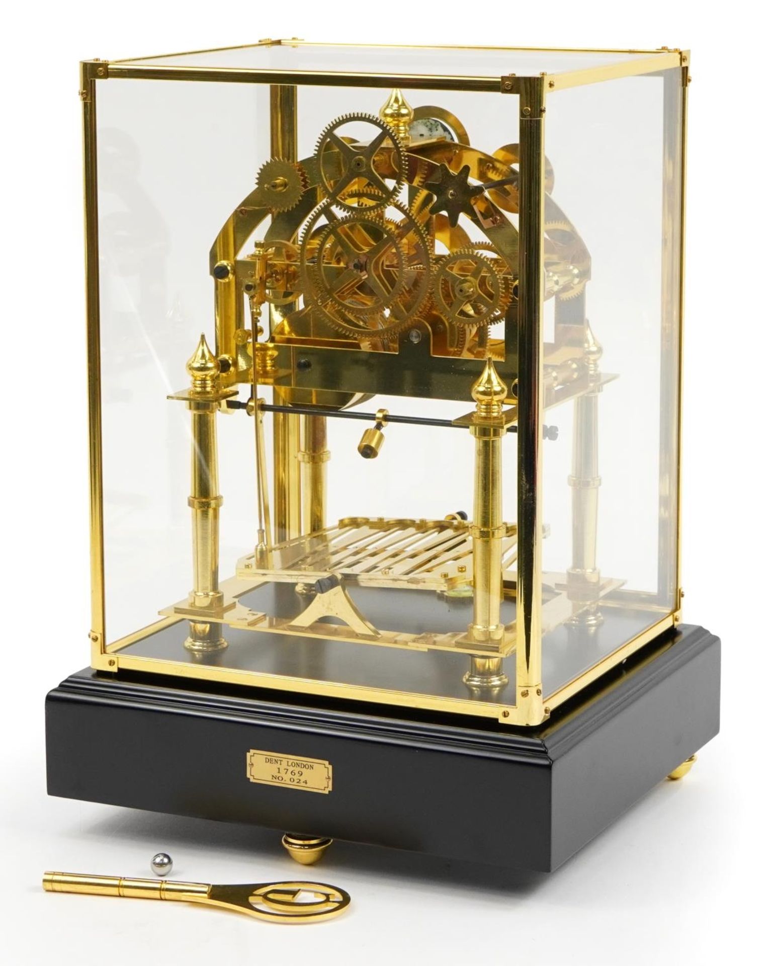 Congreve style rolling ball clock housed under a glazed brass display case with ebonised base, - Bild 3 aus 3