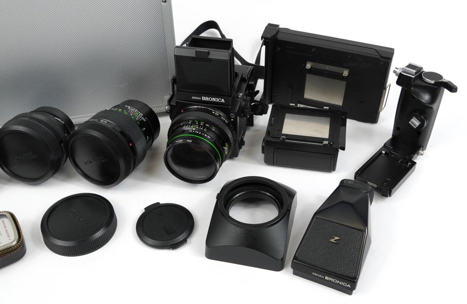 Zenza Bronica Etrs film camera with lenses and accessories housed in a fitted protective case, the - Bild 3 aus 3