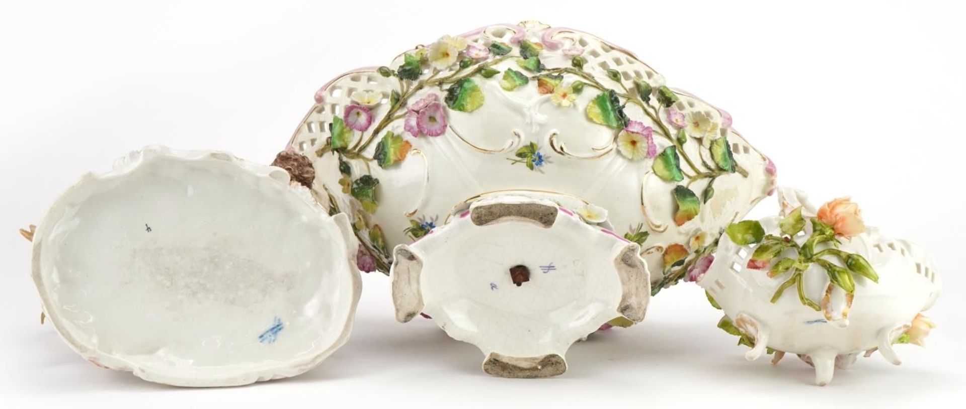 German floral encrusted porcelain including a centrepiece and four footed basket with Putti, the - Bild 5 aus 6