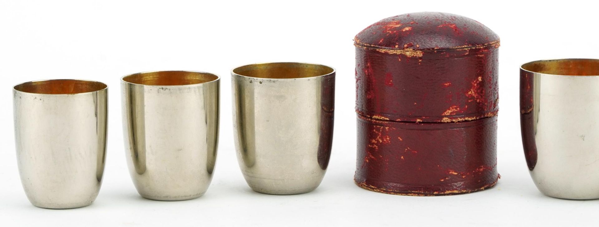 WMF, graduated set of six German silver plated shot glasses with gilt interiors housed in a red - Bild 2 aus 4