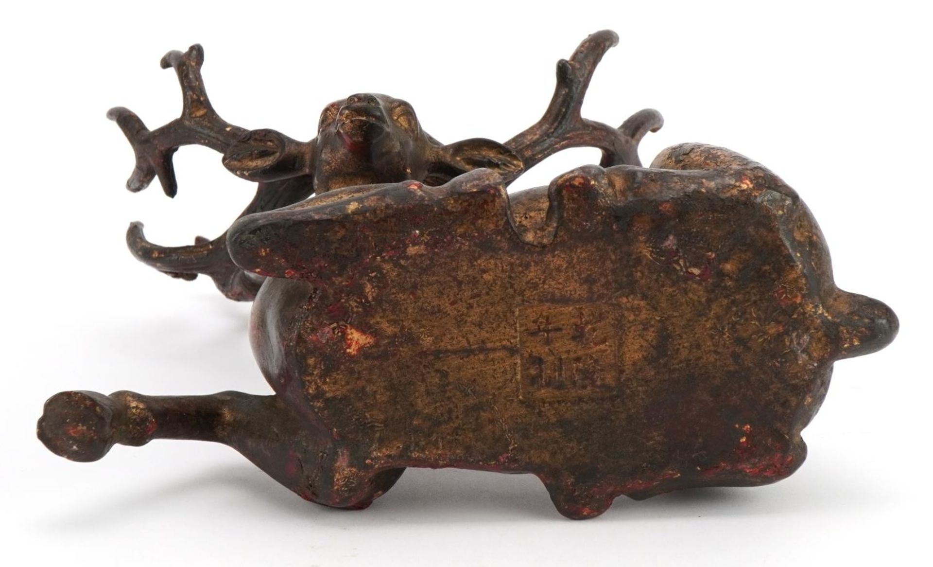 Chinese partially gilt patinated bronze stag, 21cm wide - Bild 3 aus 4