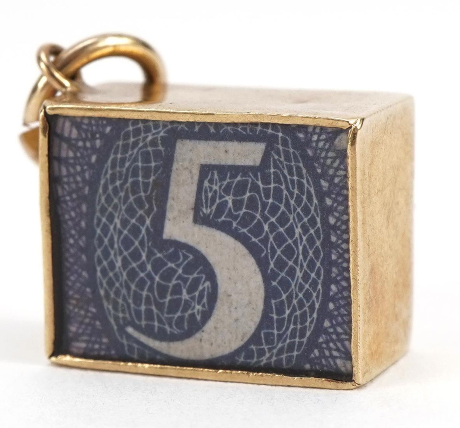 9ct gold emergency five pound note charm, 1.4cm wide, 2.6g