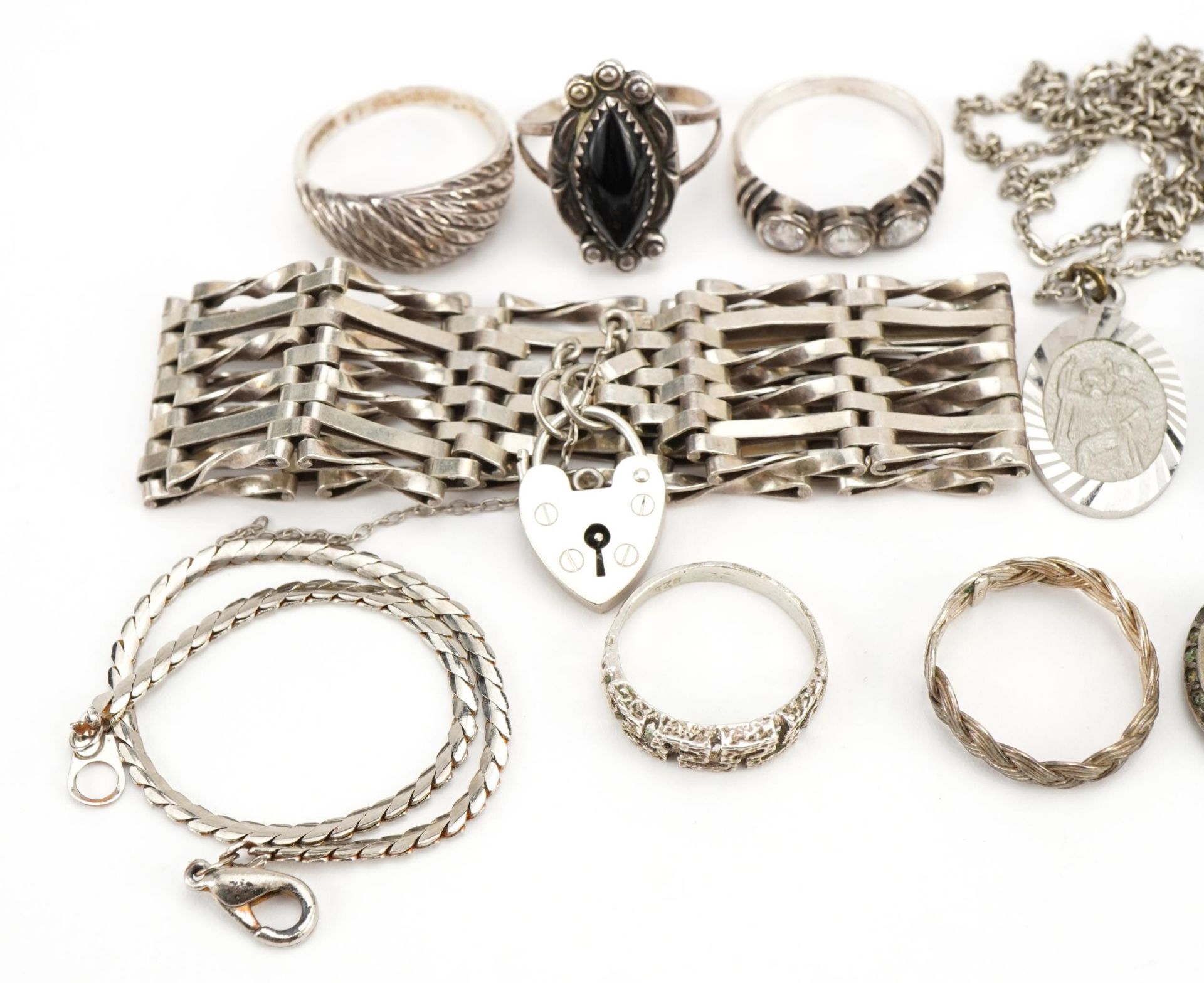 Silver and white metal jewellery including rings, gate link bracelet and rectangular locket with - Bild 2 aus 4