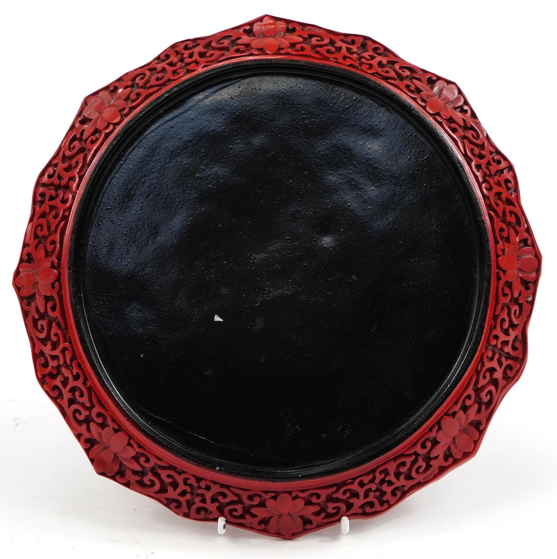 Chinese cinnabar lacquer plate carved with two figures in a boat, 25cm in diameter - Bild 2 aus 2