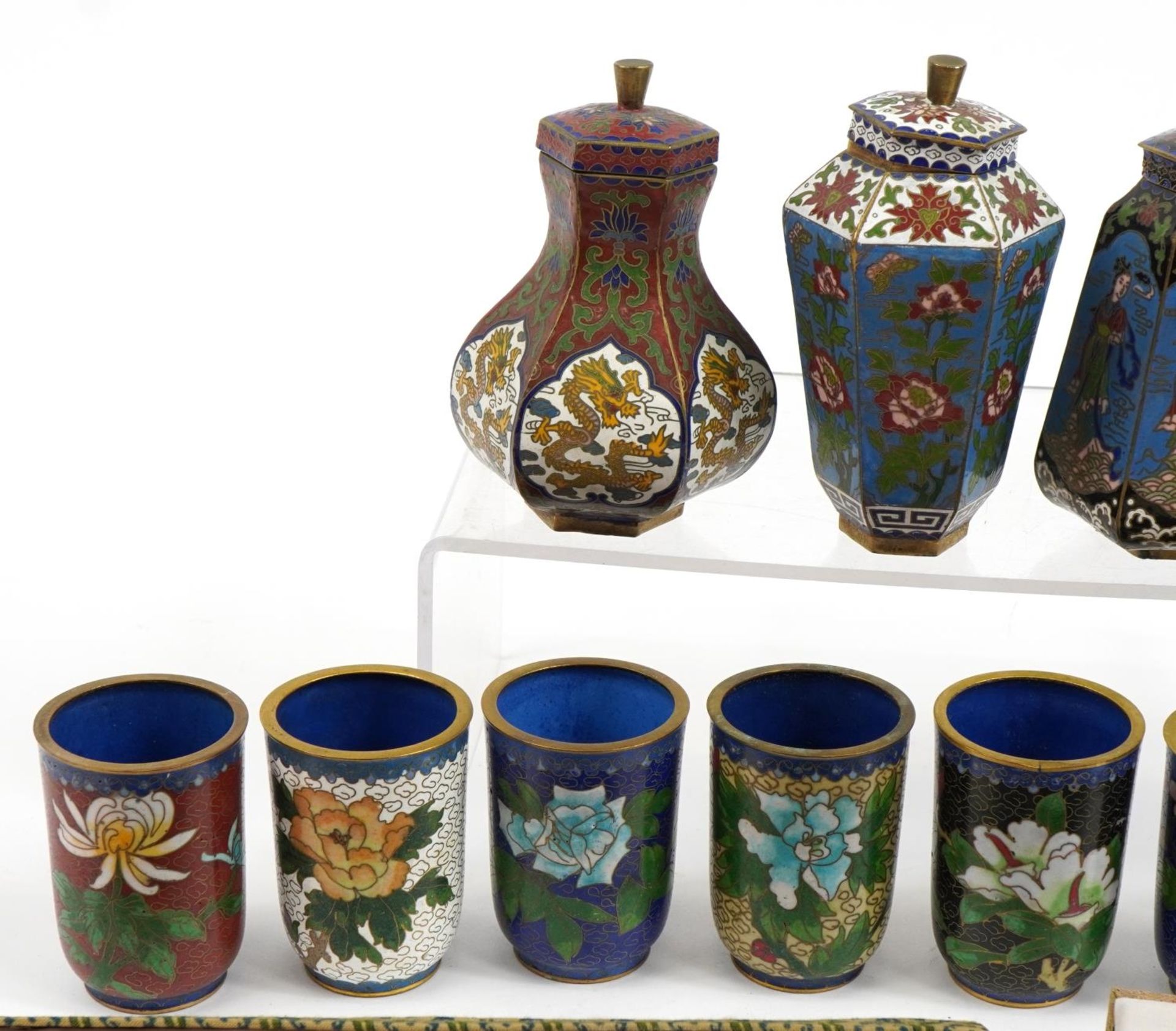 Collection of Chinese metal cloisonne objects including vases, pens, cutlery and folding spectacles, - Bild 2 aus 5