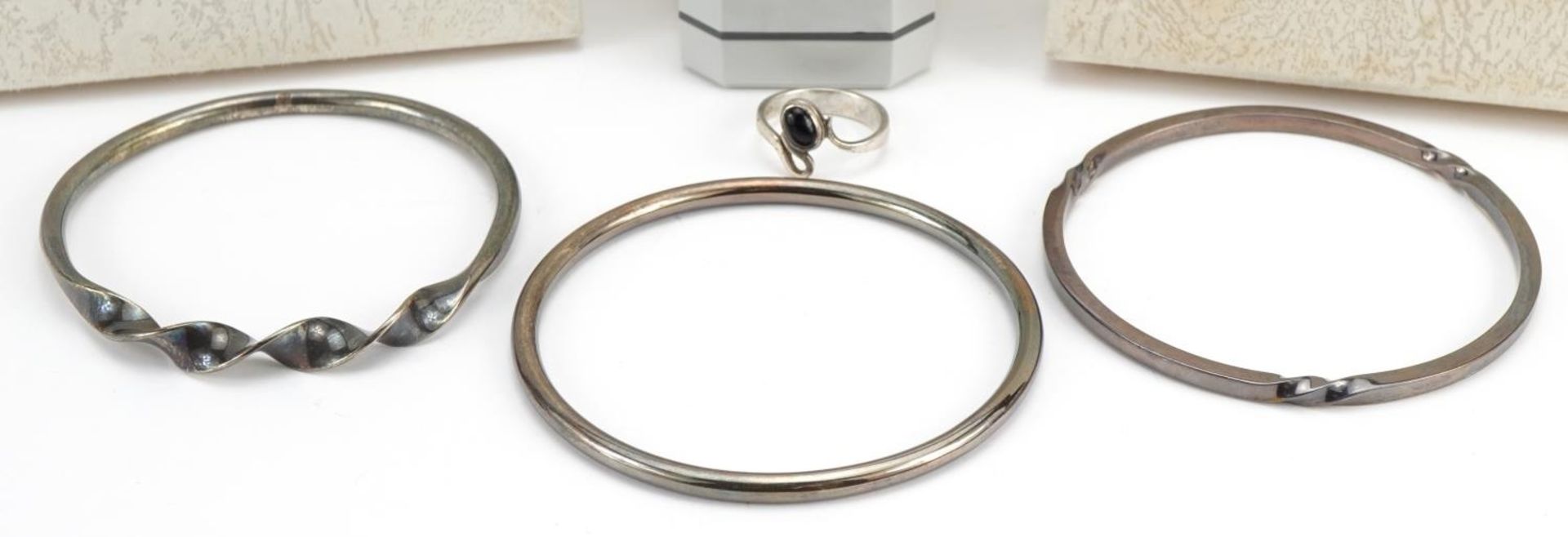 Jon & Valerie Hill, three silver bangles and silver ring set with cabochon black stone, each - Bild 2 aus 4