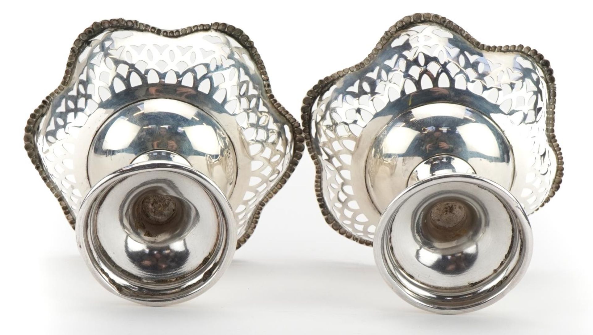 Alexander Clark & Co Ltd, pair of George VI silver pedestal pierce bonbon dishes, Birmingham 1939, - Bild 4 aus 4