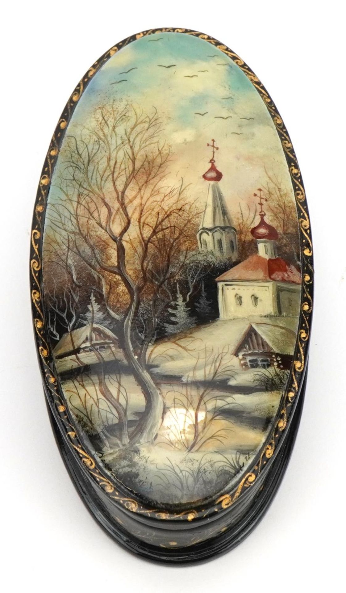 Russian lacquered box with hinged lid hand painted with a snowy landscape, 12cm in length - Image 2 of 5