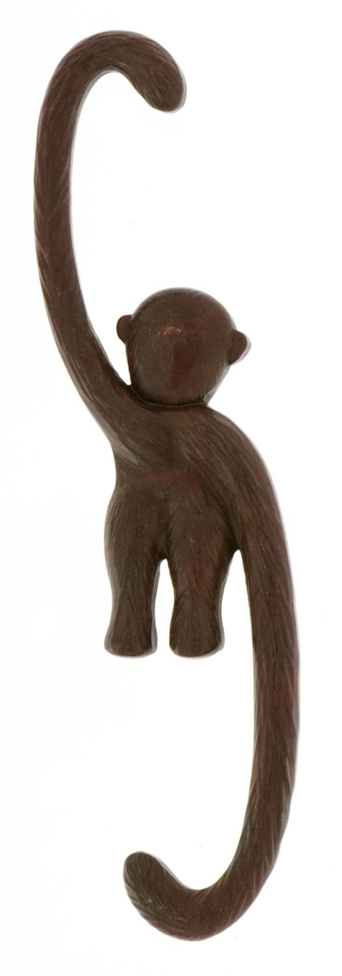 Japanese patinated bronze monkey with impressed mark, 14.5cm in length - Bild 2 aus 3