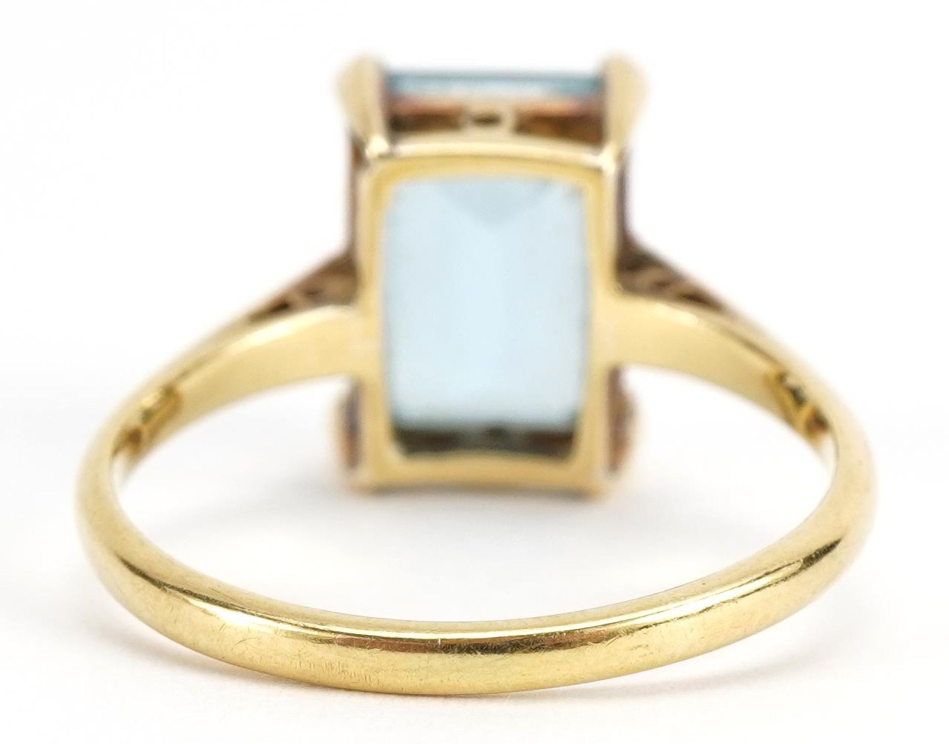 18ct gold blue stone solitaire ring, possibly aquamarine, the blue stone approximately 10mm x 7.6mm, - Bild 2 aus 3