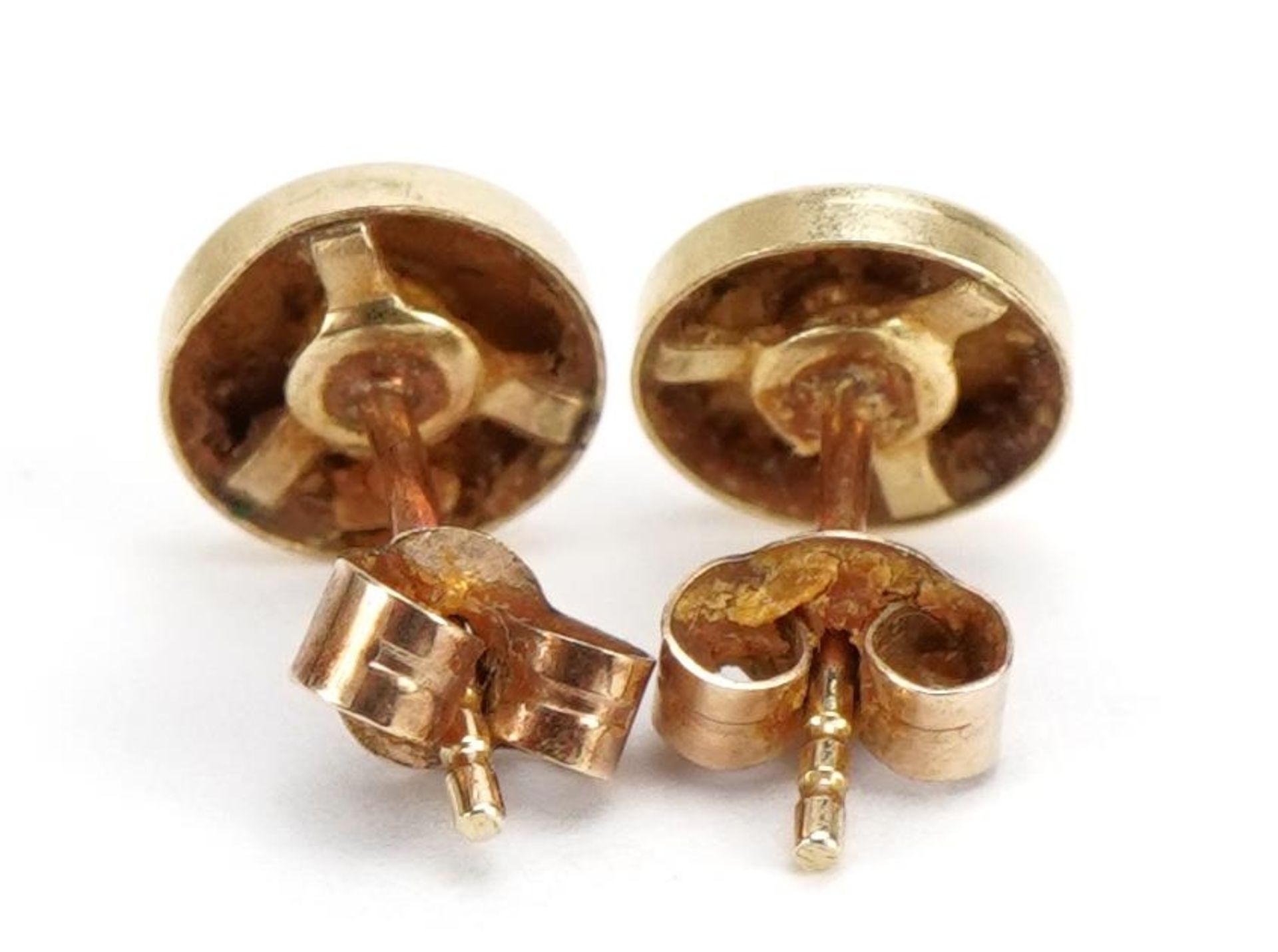 Pair of yellow metal clear stone stud earrings, 6.4mm in diameter, 0.5g - Bild 2 aus 2