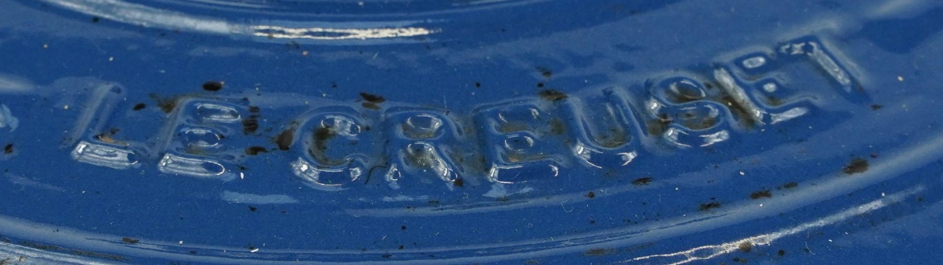 Blue Le Creuset cast iron casserole pot and cover and an oval dish, the largest 42cm wide - Image 4 of 4