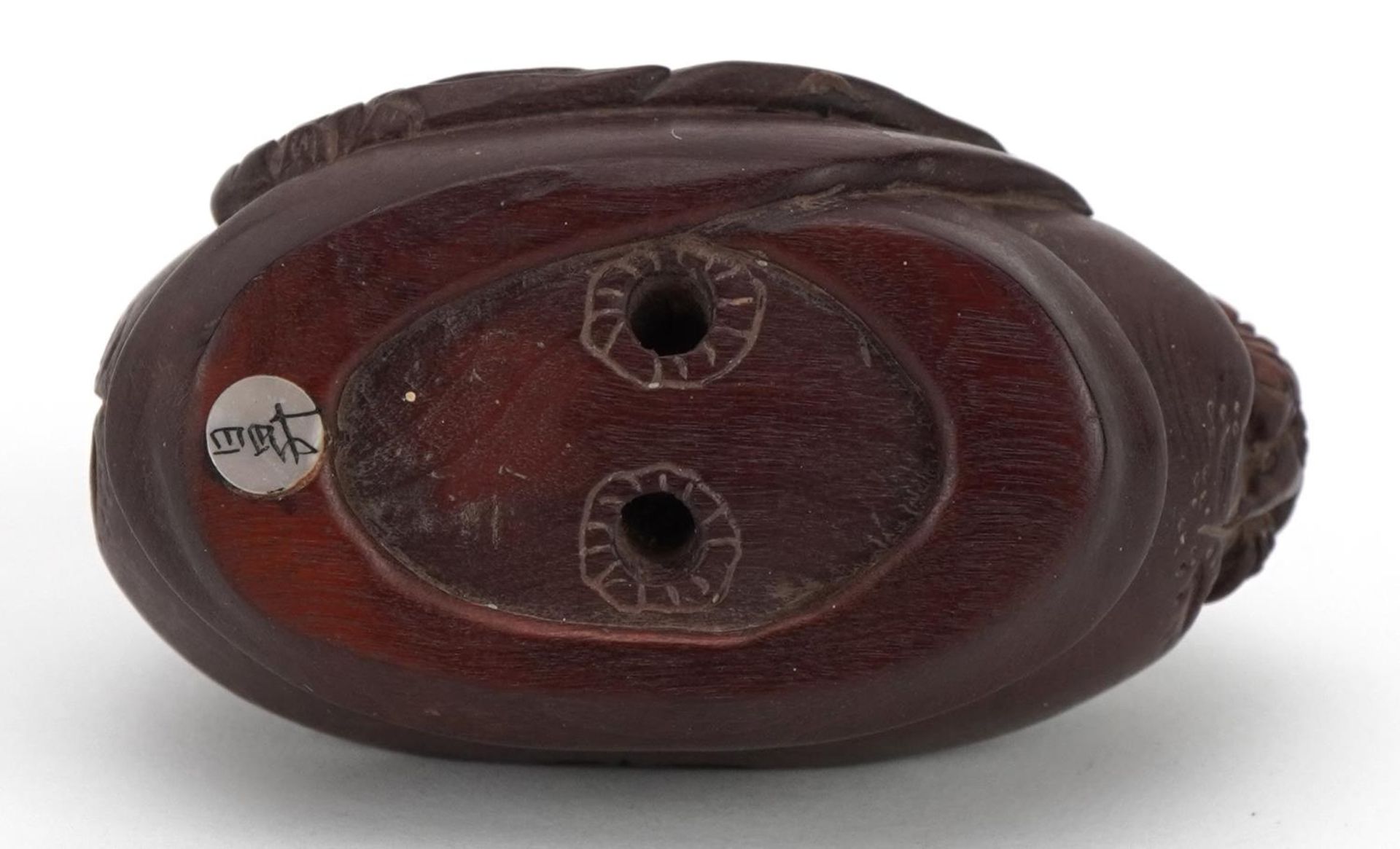 Japanese carved wood netsuke of a bird and tortoise, mother of pearl insert to the base, 5.5cm wide - Image 3 of 4