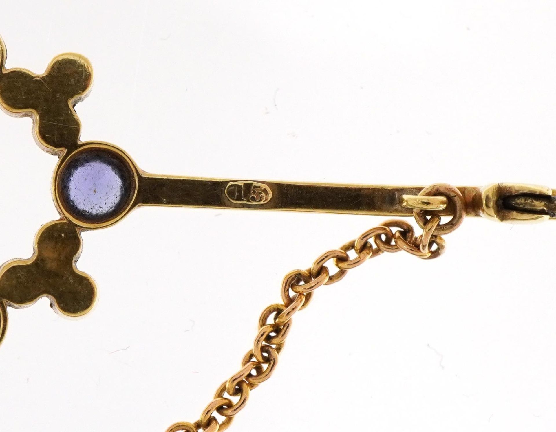 Victorian 15ct gold sapphire and seed pearl brooch with safety chain, 6.0cm wide, 4.4g - Bild 3 aus 3