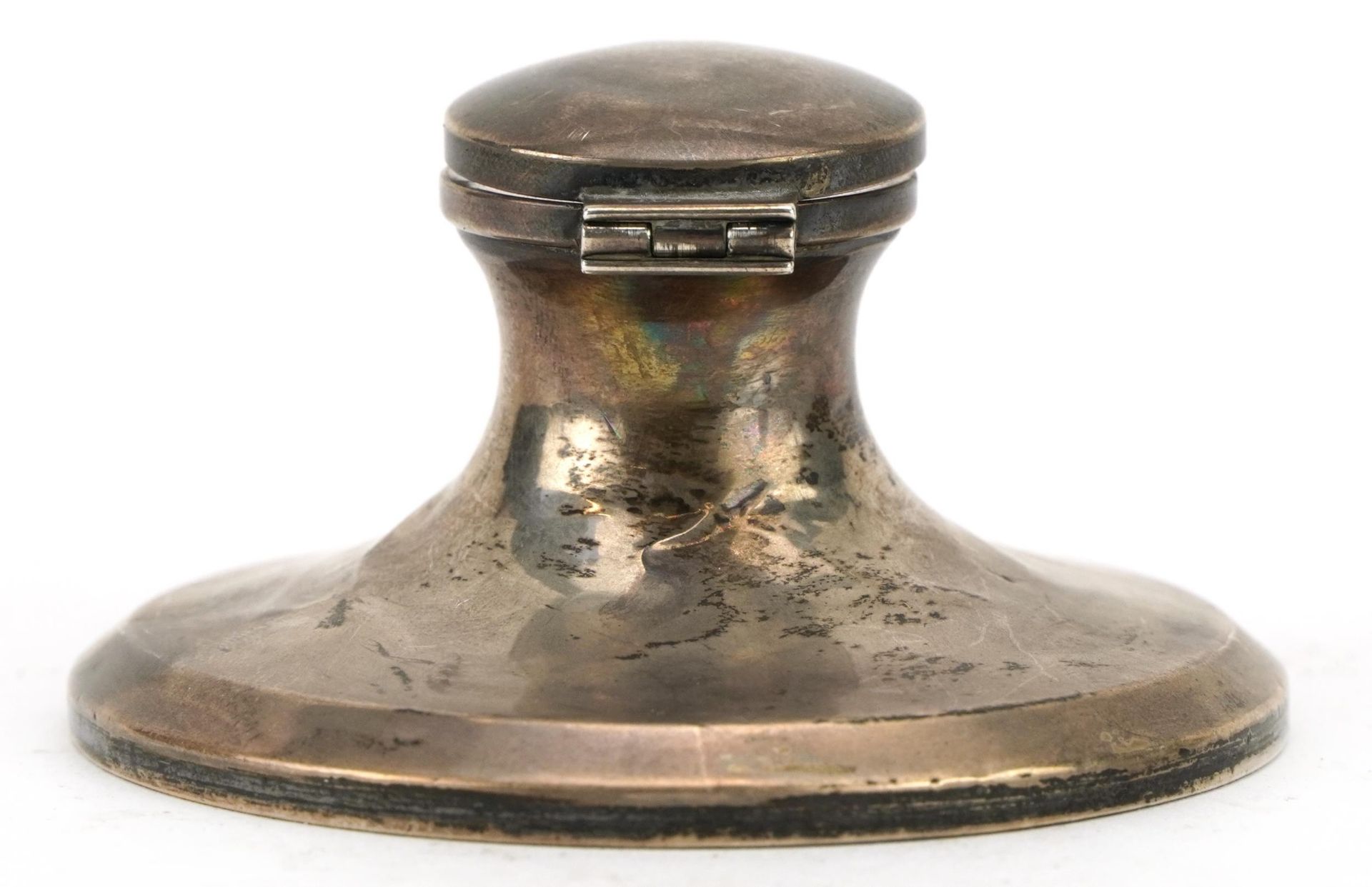 George V Silver capstan inkwell, indistinct maker's mark Birmingham 1924, 7.5cm in diameter, 74.5g - Bild 3 aus 4