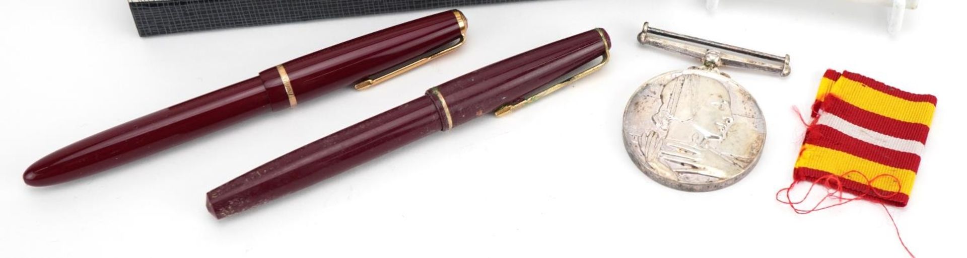 Two vintage Parker fountain pens, one with 14ct gold nib and a St John Ambulance medal awarded to - Bild 2 aus 5