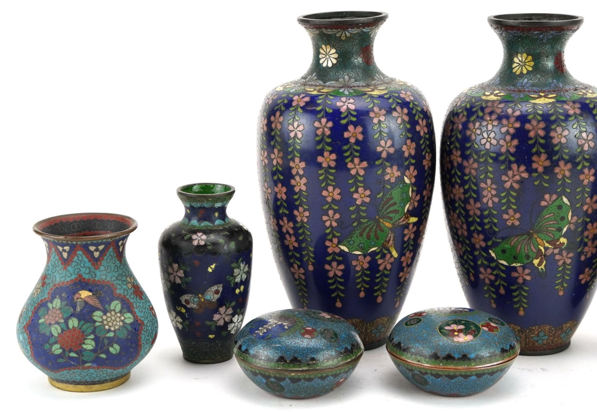 Three pairs of Japanese cloisonne vases and a pair of cloisonne boxes with covers, each enamelled - Bild 2 aus 3