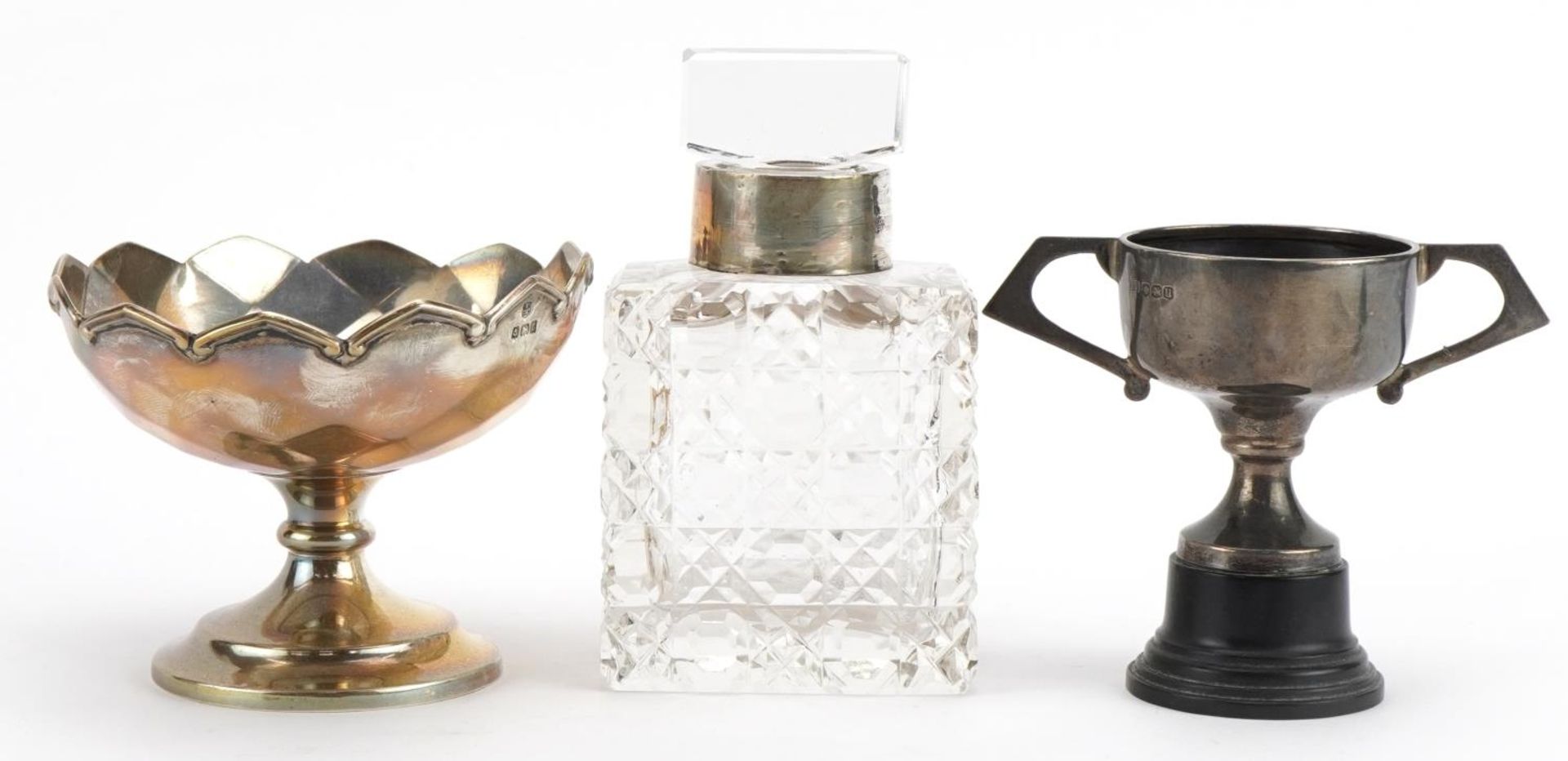 Silver objects comprising a pedestal bonbon dish, miniature twin handled trophy and cut glass - Bild 2 aus 4