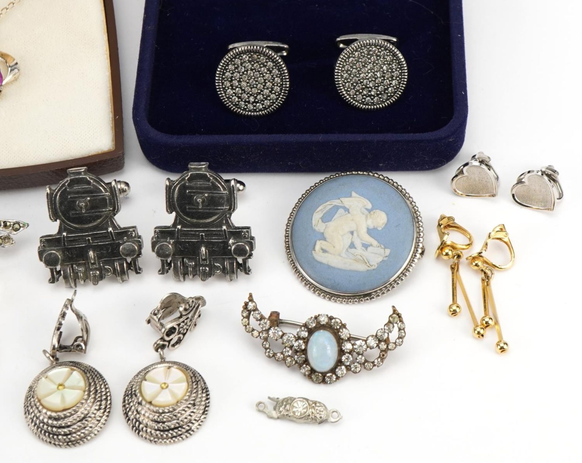 Vintage and later jewellery including Wedgwood brooch, pewter locomotive design cufflinks, cameo - Bild 3 aus 4