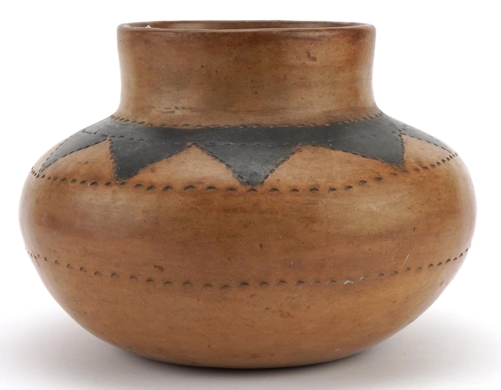 African tribal interest pottery bowl incised with geometric motifs, possibly Shona tribe of - Image 2 of 3