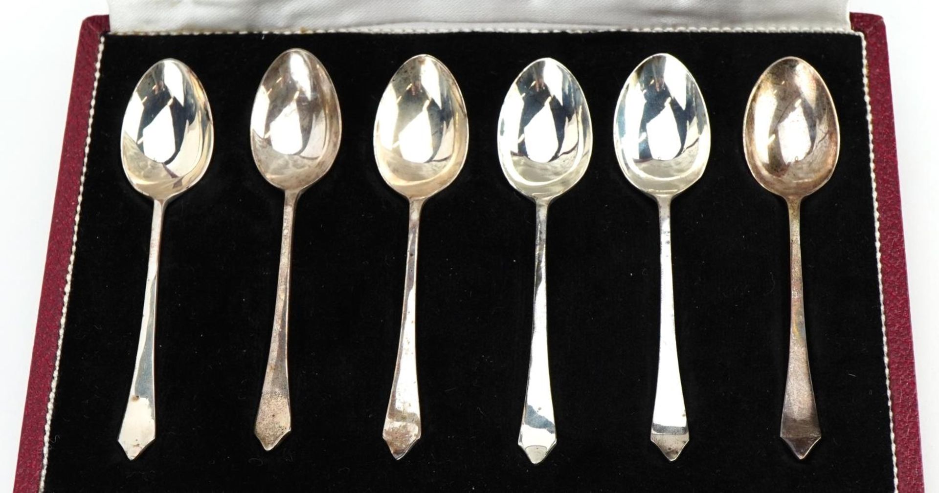 Set of six cased silver teaspoons with various hallmarks, each 9cm in length, total 38.7g - Bild 2 aus 4