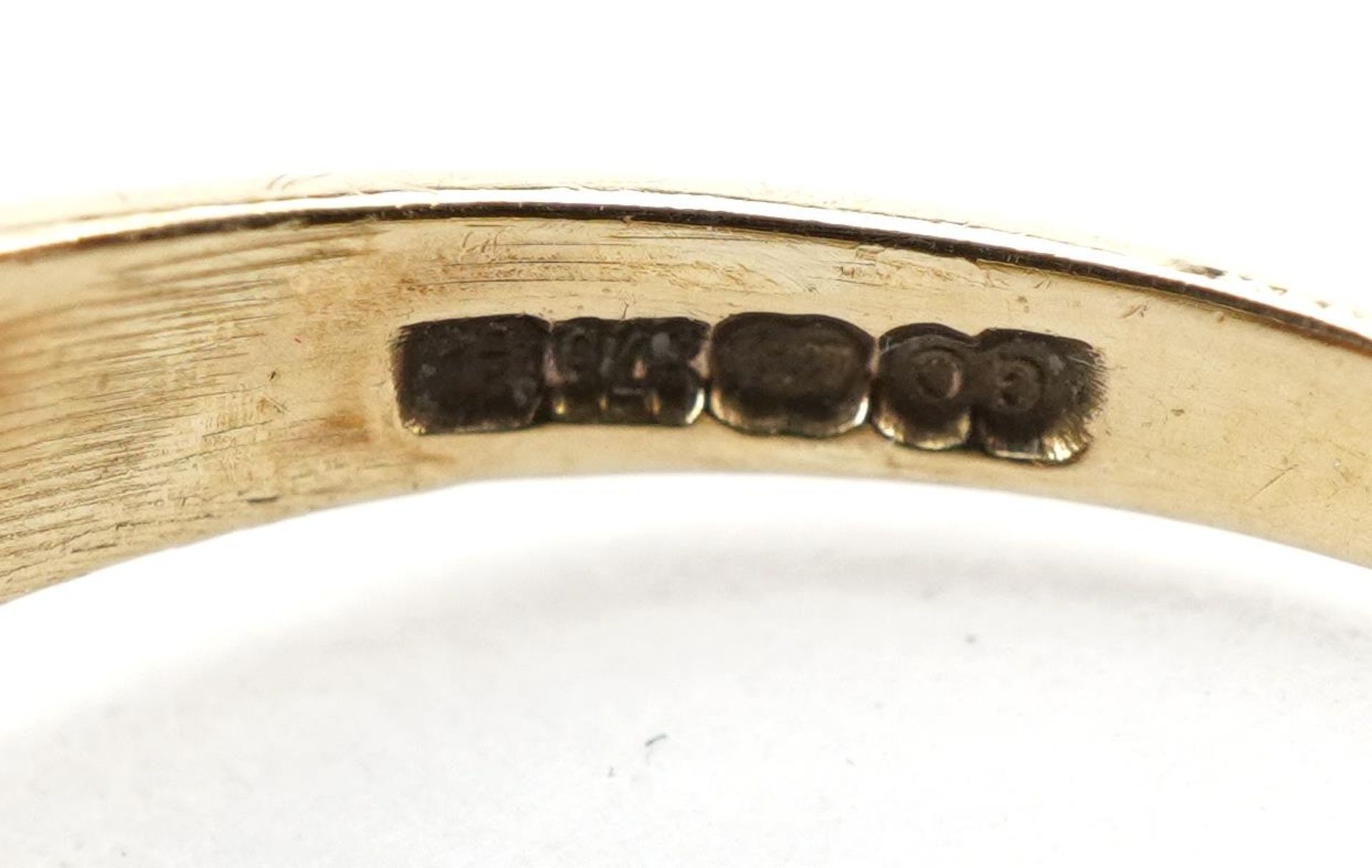 9ct gold garnet love heart ring with pierced shoulders, size I/J, 1.4g - Bild 3 aus 4