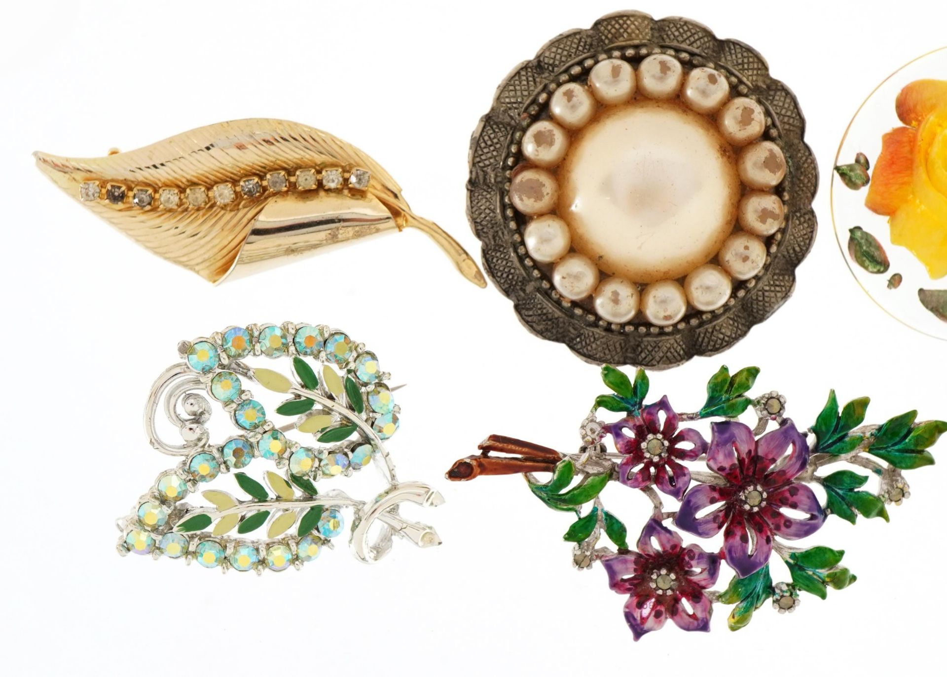 Seven vintage costume jewellery brooches including plastic rose and a leopard, the largest 7cm wide - Bild 2 aus 4