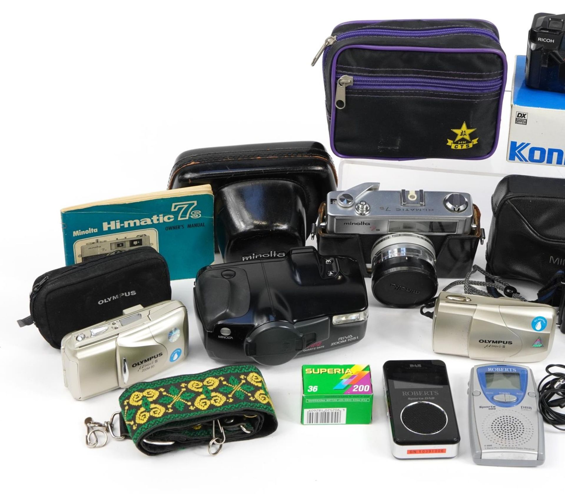 Vintage and later cameras, accessories and radios including Minolta and Roberts - Image 2 of 3