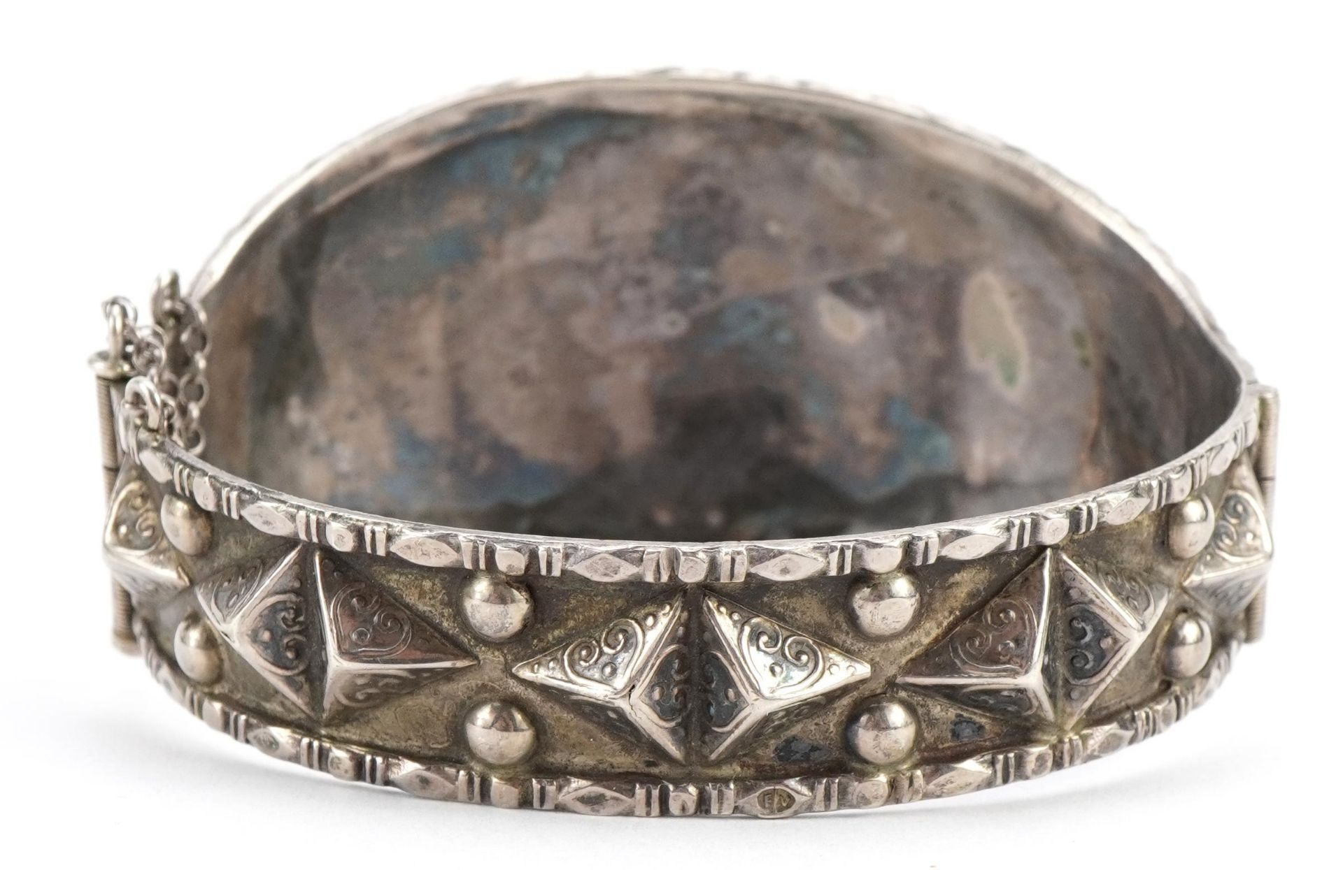 Antique unmarked silver and amethyst hinged bangle with pierced and embossed decoration, 6.7cm wide - Bild 2 aus 2